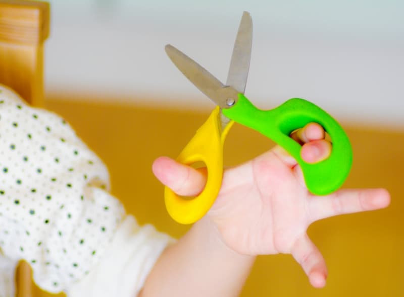 はさみを子どもが持っている様子